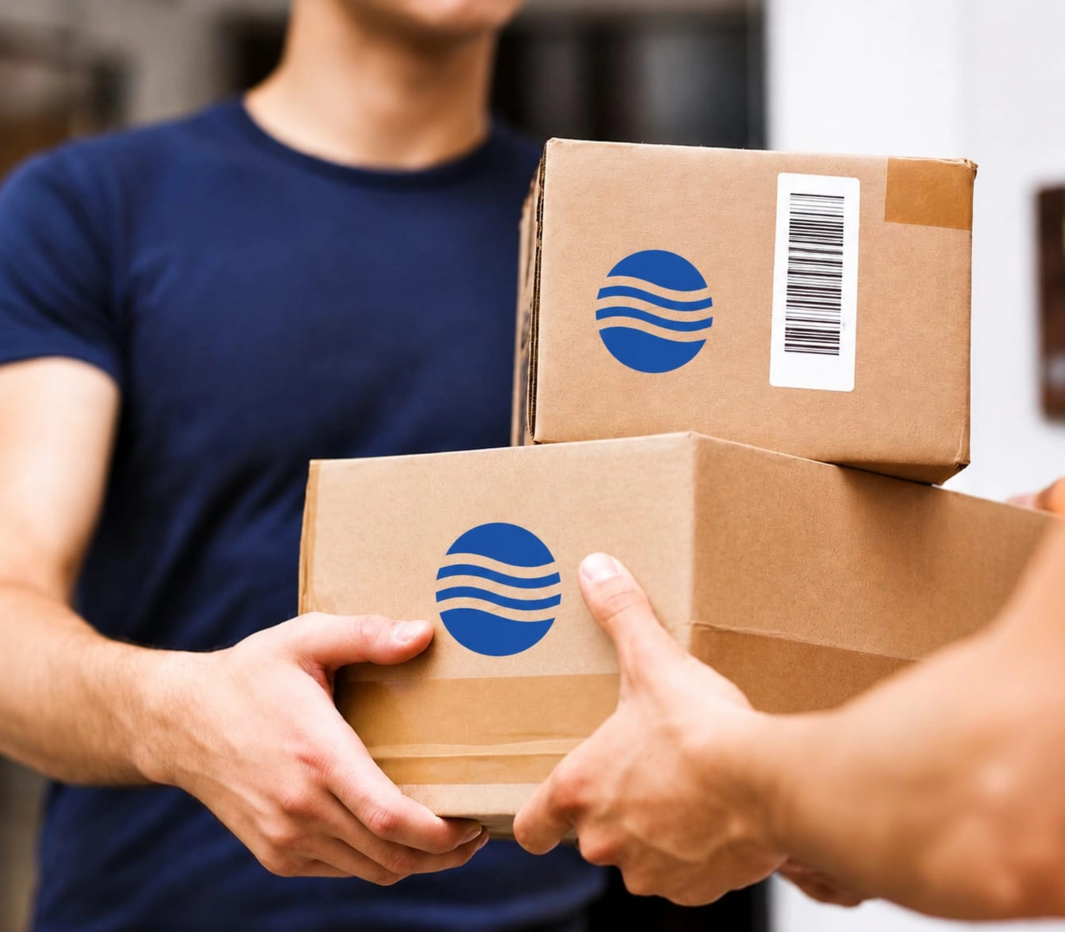 Jova – Logistikdienstleistungen – Dieses Bild zeigt einen weißen Lieferwagen von Jova Logistics mit geöffneter Hecktür.